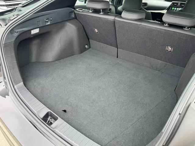 プリウス ＳセーフティプラスＩＩ　８インチディスプレイオーディオナビ　バックカメラ　ブラインドスポットモニター　スペアタイヤ　アクセサリーコンセント　トヨタセーフティーセンス　レーダークルーズコントロール　ＥＴＣ　１５アルミホイール（43枚目）