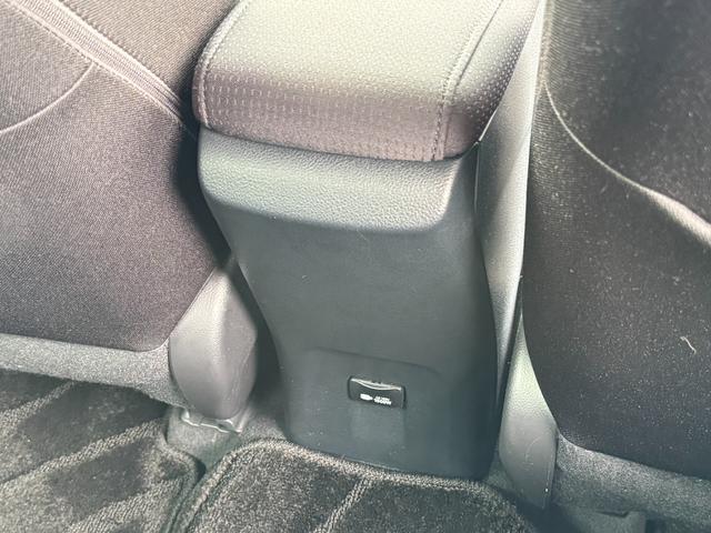 プリウス ＳセーフティプラスＩＩ　８インチディスプレイオーディオナビ　バックカメラ　ブラインドスポットモニター　スペアタイヤ　アクセサリーコンセント　トヨタセーフティーセンス　レーダークルーズコントロール　ＥＴＣ　１５アルミホイール（69枚目）