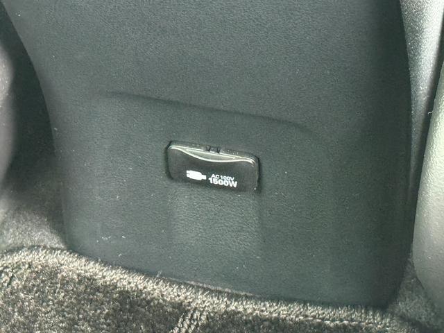 プリウス ＳセーフティプラスＩＩ　８インチディスプレイオーディオナビ　バックカメラ　ブラインドスポットモニター　スペアタイヤ　アクセサリーコンセント　トヨタセーフティーセンス　レーダークルーズコントロール　ＥＴＣ　１５アルミホイール（70枚目）