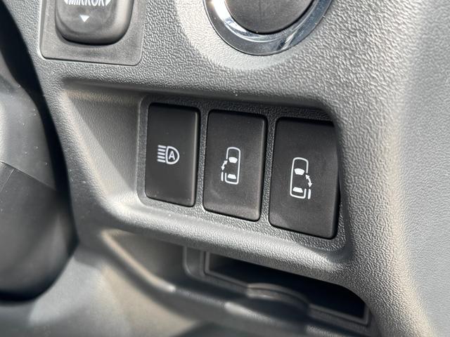 ハイエースバン ロングスーパーGL ダークプライムS パノラミックビューモニター デジタルインナーミラー トヨタセーフティーセンス 専用メッキエンブレム 両側デュアルパワースライドドア スカッフプレート 4本出しスポークステアリングホイール スマートキー(6枚目)