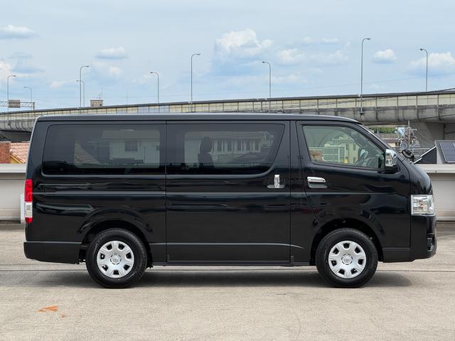 ハイエースバン ロングスーパーGL ダークプライムS パノラミックビューモニター デジタルインナーミラー トヨタセーフティーセンス 専用メッキエンブレム 両側デュアルパワースライドドア スカッフプレート 4本出しスポークステアリングホイール スマートキー(20枚目)