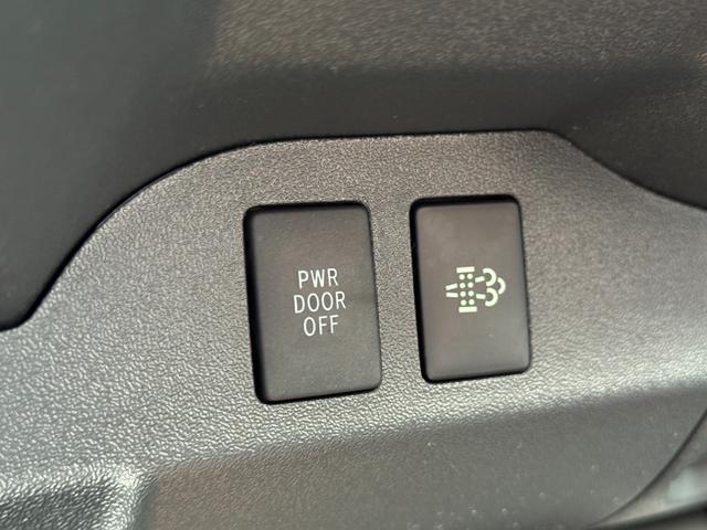 ハイエースバン ロングスーパーGL ダークプライムS パノラミックビューモニター デジタルインナーミラー トヨタセーフティーセンス 専用メッキエンブレム 両側デュアルパワースライドドア スカッフプレート 4本出しスポークステアリングホイール スマートキー(48枚目)