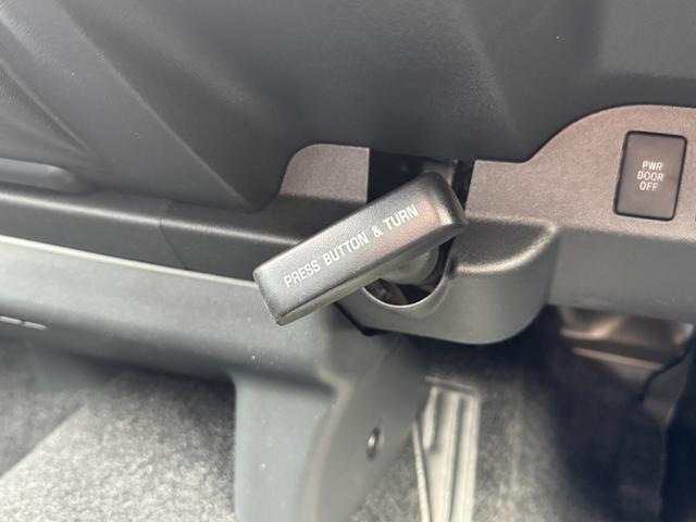 ハイエースバン ロングスーパーGL ダークプライムS パノラミックビューモニター デジタルインナーミラー トヨタセーフティーセンス 専用メッキエンブレム 両側デュアルパワースライドドア スカッフプレート 4本出しスポークステアリングホイール スマートキー(53枚目)