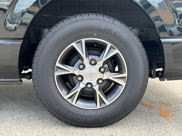 ハイエースバン スーパーGL ダークプライムII デジタルインナーミラー パノラミックビューモニター 両側パワースライド 純正15AW アクセサリーコンセント 衝突軽減ブレーキ フロントドアスカッフプレート スポークステアリング レーンキープアシスト(33枚目)