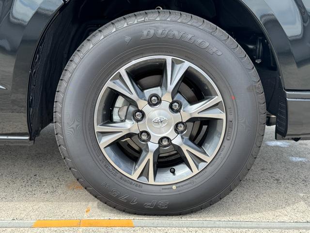 ハイエースバン スーパーGL ダークプライムII デジタルインナーミラー パノラミックビューモニター 両側パワースライド 純正15AW アクセサリーコンセント 衝突軽減ブレーキ フロントドアスカッフプレート スポークステアリング レーンキープアシスト(34枚目)