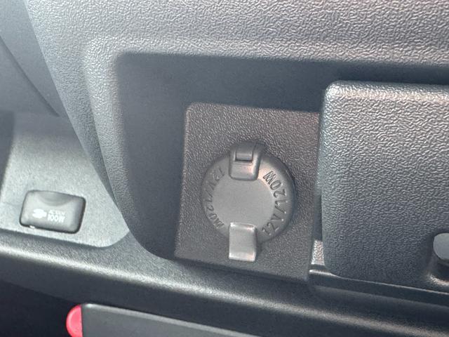 ハイエースバン スーパーGL ダークプライムII デジタルインナーミラー パノラミックビューモニター 両側パワースライド 純正15AW アクセサリーコンセント 衝突軽減ブレーキ フロントドアスカッフプレート スポークステアリング レーンキープアシスト(51枚目)