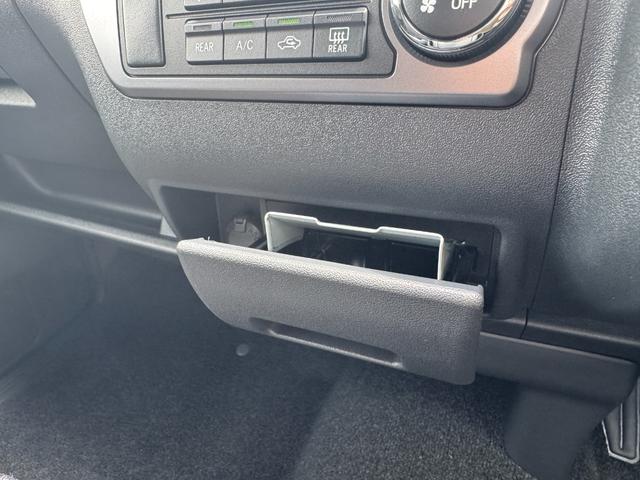 ハイエースバン スーパーGL ダークプライムII デジタルインナーミラー パノラミックビューモニター 両側パワースライド 純正15AW アクセサリーコンセント 衝突軽減ブレーキ フロントドアスカッフプレート スポークステアリング レーンキープアシスト(55枚目)