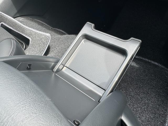 ハイエースバン スーパーGL ダークプライムII デジタルインナーミラー パノラミックビューモニター 両側パワースライド 純正15AW アクセサリーコンセント 衝突軽減ブレーキ フロントドアスカッフプレート スポークステアリング レーンキープアシスト(59枚目)