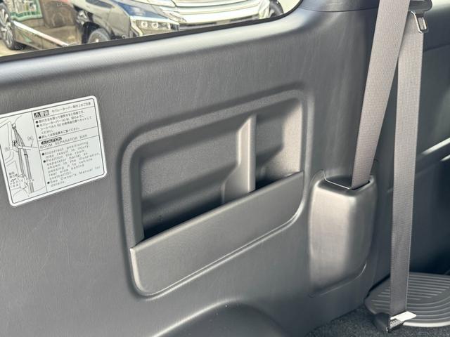 ハイエースバン スーパーGL ダークプライムII デジタルインナーミラー パノラミックビューモニター 両側パワースライド 純正15AW アクセサリーコンセント 衝突軽減ブレーキ フロントドアスカッフプレート スポークステアリング レーンキープアシスト(70枚目)