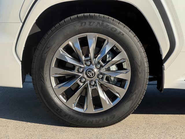 純正アルミホイールをインストールです。もちろん社外品への変更も可能ですのでお気軽にスタッフまでご相談ください！電話番号０５２−４００−０８５５★タイヤのみの交換も受け付けておりますので、ご相談ください