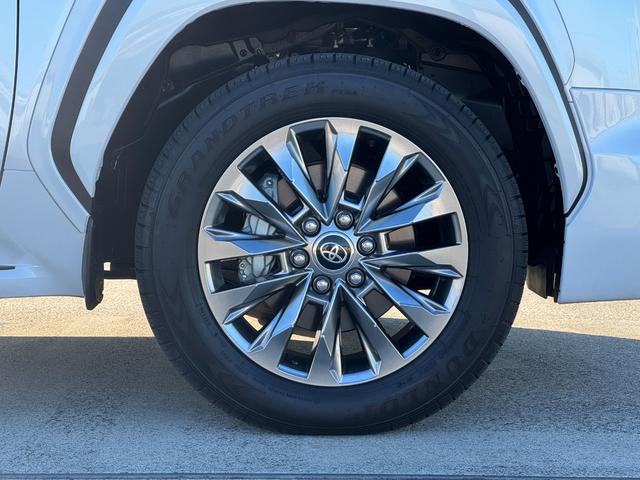 純正アルミホイールをインストールです。もちろん社外品への変更も可能ですのでお気軽にスタッフまでご相談ください！電話番号０５２−４００−０８５５★タイヤのみの交換も受け付けておりますので、ご相談ください