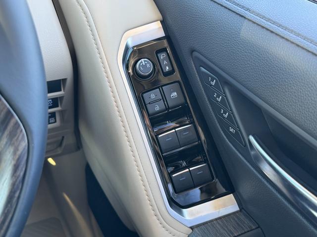 【パワーウィンドウ】全席オートパワーウィンドウを装備しております！一度ボタンを押し込むだけで、前回まで開閉が可能ですので、とっても便利な機能です！夜間はスイッチの部分が光りますので視認性もございます！