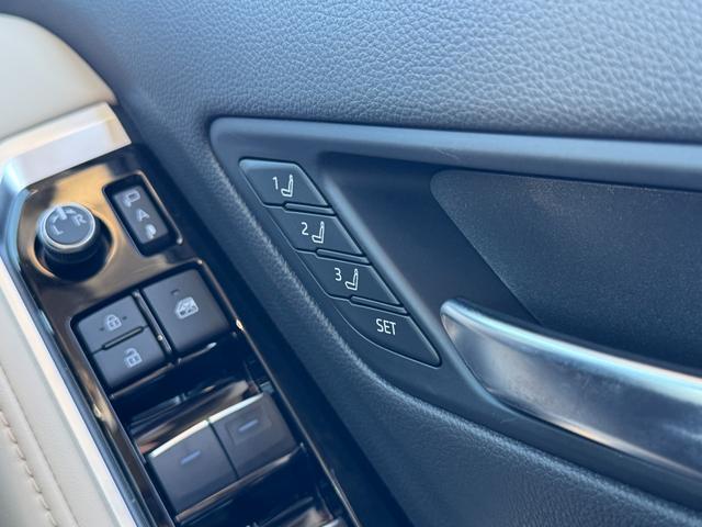 【シートメモリー】お好みのシートポジションを記録しておけます！ポジションがずれてもボタン一つで復帰が可能です！上級グレードに装備される贅沢な装備品ですね！快適にお車をお使いいただけます！ご体感ください