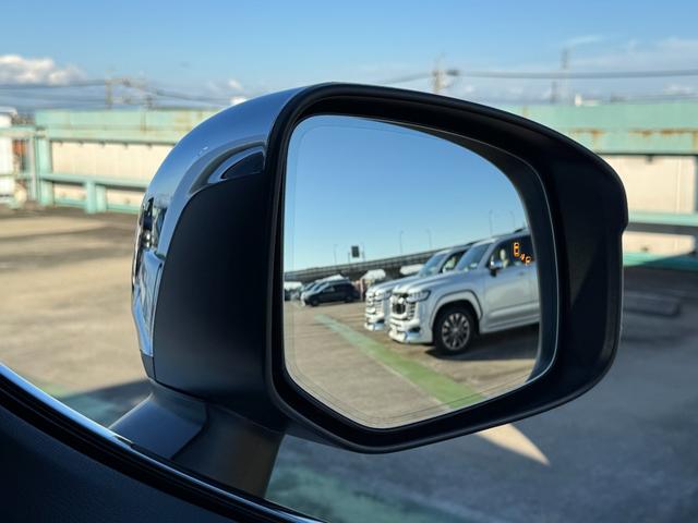 【ブラインドスポットモニター】ミラーに映らない死角に車両がいる場合、サイドミラーに設置されたマーカーが光って危険をお知らせします！他にも安全装置が多数装備されたおりますので、是非ご来店くださいませ！