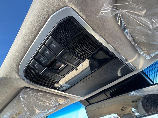 【ガラスルーフ】開放感たっぷりのガラスルーフが装着されています！車内に明かりを取り入れたり景色を楽しむのに、最適です！また、車内には遮光シェードが装備されておりますので、夏の暑い日でも快適に使えます！