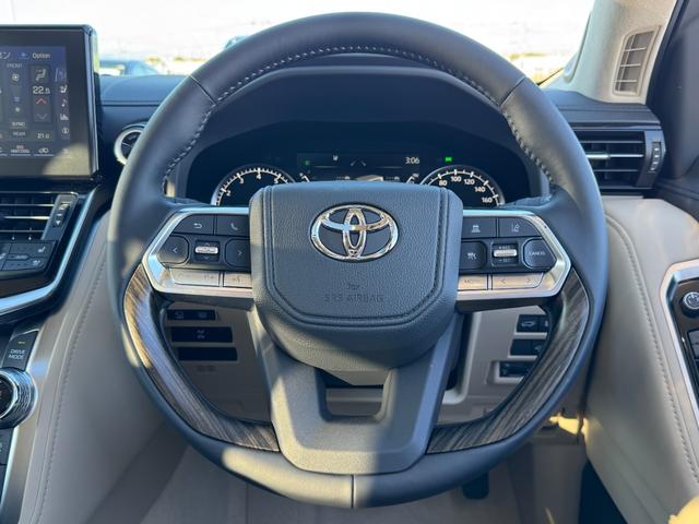 ハンドルリモコンも装備されております！ナビの簡単な操作がハンドルで行えます！前方から視線を逸らす事なく操作が可能ですので、安全にも繋がっております！ハンズフリー機能もございます！電話の応答が可能です！