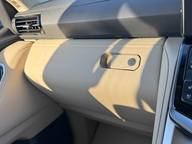 インストルメントパネル（ダッシュボード）に設置された収納スペースのことです。もともとは運転用手袋（グローブ）を収納するためのものでしたが、現在は車検証や自賠責保険証などの書類を収納するのに使われます！