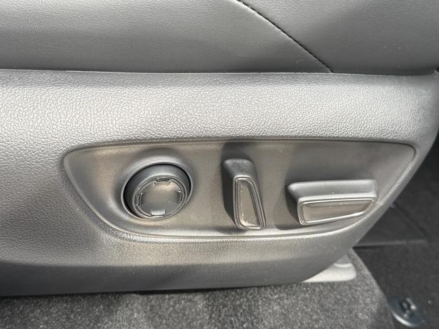 ハリアーハイブリッド Ｚ　レザーパッケージ　黒内装　デジタルミラー　１２．３ＪＢＬサウンドナビ　フルセグＴＶ　パノラミックビューモニター　ブラインドスポットモニター　パワーバックドア　シートヒーター＆クーラー　ＥＴＣ２．０　スペアタイヤ　ＨＵＤ（52枚目）