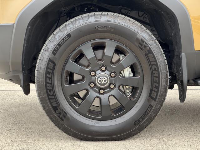 ランドクルーザー２５０ ＺＸファーストエディション　メーカーＪＢＬナビ　フルセグ　サンルーフ　トヨタチームメイト　丸目ＬＥＤヘッドランプ　デジタルインナーミラー　ブラックルーフレール　クルーズコントロール　パノラミックビューモニター　ブラインドスポット（18枚目）