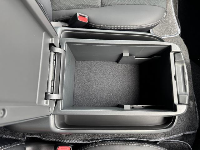 ハイエースバン スーパーGL ダークプライムII デジタルインナーミラー パノラミックビューモニター 両側パワースライド 純正15AW アクセサリーコンセント 衝突軽減ブレーキ フロントドアスカッフプレート スポークステアリング レーンキープアシスト(58枚目)