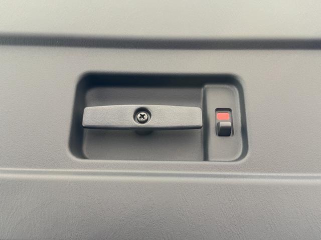 ハイエースバン スーパーGL ダークプライムII デジタルインナーミラー パノラミックビューモニター 両側パワースライド 純正15AW アクセサリーコンセント 衝突軽減ブレーキ フロントドアスカッフプレート スポークステアリング レーンキープアシスト(71枚目)