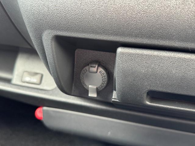 ハイエースバン ロングスーパーＧＬ　ダークプライムＳ　パノラミックビューモニター　デジタルインナーミラー　トヨタセーフティーセンス　専用メッキエンブレム　両側デュアルパワースライドドア　スカッフプレート　４本出しスポークステアリングホイール　スマートキー（56枚目）