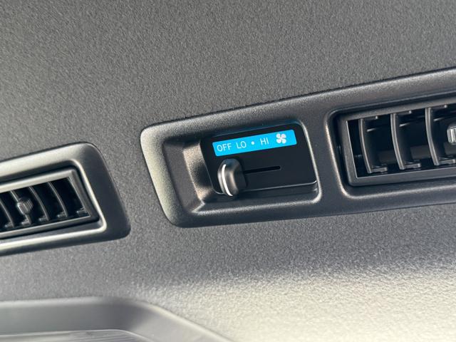 ハイエースバン ロングスーパーＧＬ　ダークプライムＳ　パノラミックビューモニター　デジタルインナーミラー　トヨタセーフティーセンス　専用メッキエンブレム　両側デュアルパワースライドドア　スカッフプレート　４本出しスポークステアリングホイール　スマートキー（67枚目）