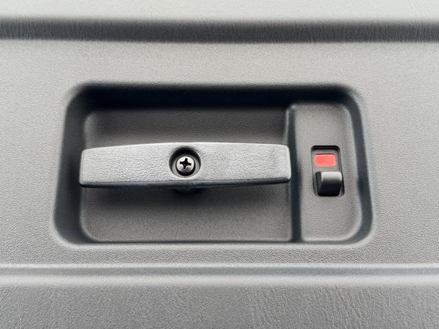 ハイエースバン ロングスーパーＧＬ　ダークプライムＳ　パノラミックビューモニター　デジタルインナーミラー　トヨタセーフティーセンス　専用メッキエンブレム　両側デュアルパワースライドドア　スカッフプレート　４本出しスポークステアリングホイール　スマートキー（72枚目）