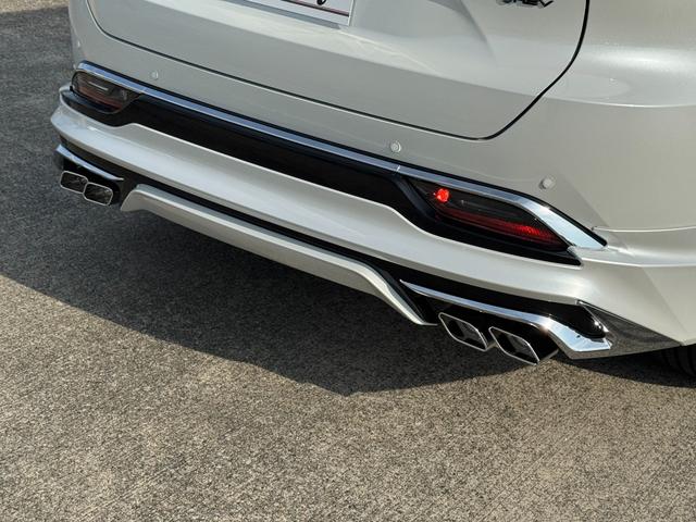 ハリアーハイブリッド Ｚ　レザーパッケージ・ナイトシェード　モデリスタフルエアロ　調光パノラマルーフ　パノラミックビューモニター　ブラインドスポットモニター　純正１２．３型ディスプレイナビ　フルセグＴＶ　寒冷地仕様　レーダークルーズコントロール　ＥＴＣ２．０（10枚目）