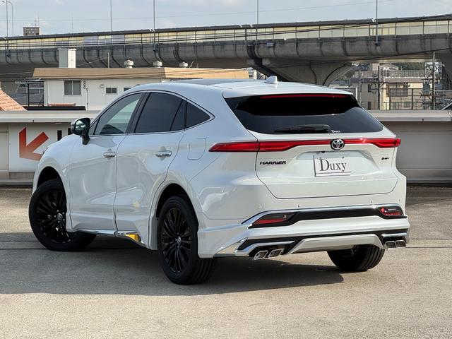 ハリアーハイブリッド Ｚ　レザーパッケージ・ナイトシェード　モデリスタフルエアロ　調光パノラマルーフ　パノラミックビューモニター　ブラインドスポットモニター　純正１２．３型ディスプレイナビ　フルセグＴＶ　寒冷地仕様　レーダークルーズコントロール　ＥＴＣ２．０（14枚目）