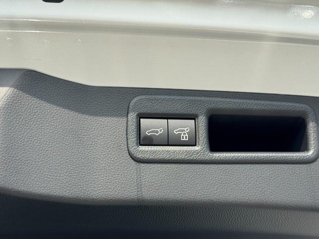 ハリアーハイブリッド Ｚ　レザーパッケージ・ナイトシェード　モデリスタフルエアロ　調光パノラマルーフ　パノラミックビューモニター　ブラインドスポットモニター　純正１２．３型ディスプレイナビ　フルセグＴＶ　寒冷地仕様　レーダークルーズコントロール　ＥＴＣ２．０（75枚目）