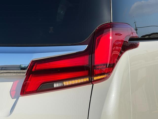 アルファード ２．５Ｓ　Ｃパッケージ　魔裟斗エアロ　４本出マフラー　サンルーフ　デジタルインナーミラー　ブラインドスポットモニタ　純正９型ＤＡ　後席モニター　フルセグＴＶ　ドラレコ　パワーバックドア　シートヒーター＆クーラー　パワーシート（30枚目）