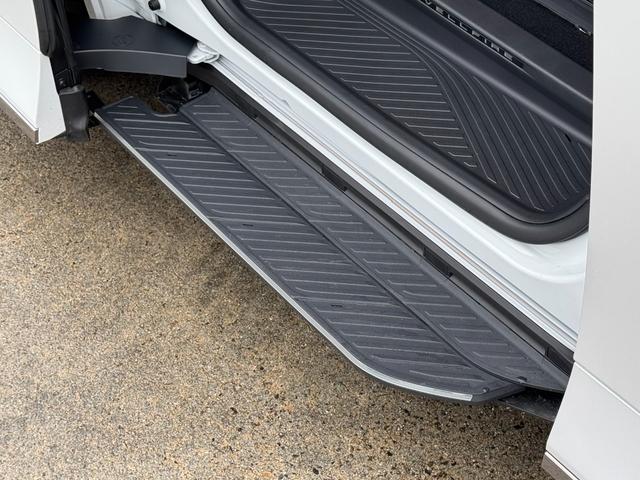 ヴェルファイアハイブリッド Ｚ　プレミア　４ＷＤ　茶内装　左右独立ムーンルーフ　デジタルインナーミラー　ユニバーサルステップ　ＢＳＭ　寒冷地仕様　１４型ＤＡ　フルセグ　パノラミックビューモニタ　置くだけ充電　ＨＵＤ　ＥＴＣ２．０　ＡＣ１００Ｖ（6枚目）