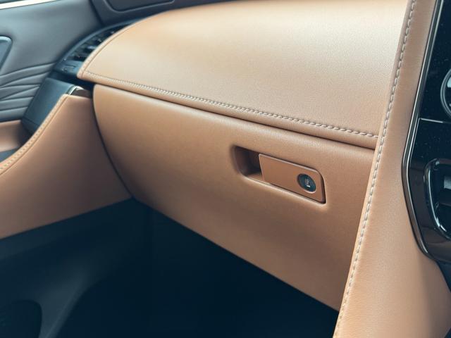 ヴェルファイアハイブリッド Ｚ　プレミア　４ＷＤ　茶内装　左右独立ムーンルーフ　デジタルインナーミラー　ユニバーサルステップ　ＢＳＭ　寒冷地仕様　１４型ＤＡ　フルセグ　パノラミックビューモニタ　置くだけ充電　ＨＵＤ　ＥＴＣ２．０　ＡＣ１００Ｖ（65枚目）