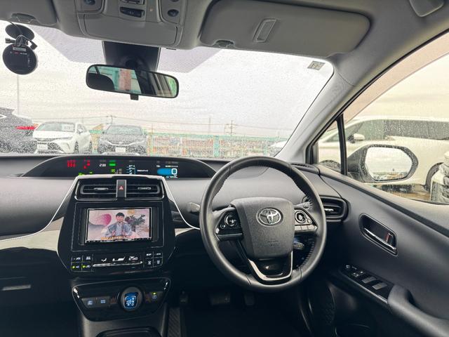 プリウス Ｓ　車検２年付　ｃａｒｒｏｚｚｅｒｉａナビ　フルセグ　バックカメラ　スペアタイヤ　ＡＣ１００Ｖ電源　レーダークルーズコントロール　ドライブレコーダ　トヨタセーフティセンス　ＬＥＤヘッドライト　オートライト（42枚目）