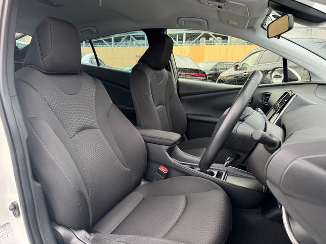 プリウス Ｓ　車検２年付　ｃａｒｒｏｚｚｅｒｉａナビ　フルセグ　バックカメラ　スペアタイヤ　ＡＣ１００Ｖ電源　レーダークルーズコントロール　ドライブレコーダ　トヨタセーフティセンス　ＬＥＤヘッドライト　オートライト（44枚目）