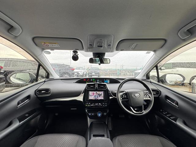 プリウス Ｓ　車検２年付　ｃａｒｒｏｚｚｅｒｉａナビ　フルセグ　バックカメラ　スペアタイヤ　ＡＣ１００Ｖ電源　レーダークルーズコントロール　ドライブレコーダ　トヨタセーフティセンス　ＬＥＤヘッドライト　オートライト（79枚目）