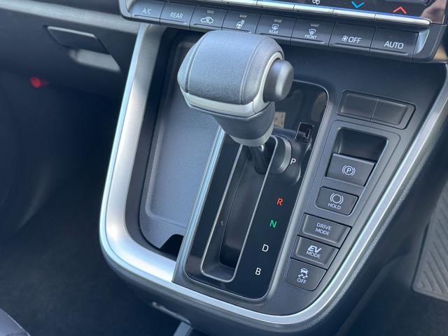 �^�]�Ȃ����ő��삷����̂ŁA�M�A��؂�ւ��邱�ƂŎԂ̑��x�⑖�s�󋵂ɍ��킹�ăG���W���o�͂𒲐����܂��B��Ƀ}�j���A���g�����X�~�b�V�����i�l�s�j�ԂŎg���܂��B�`�s�Ԃł́A�V�t�g���o�[�𑀍삷�邱��