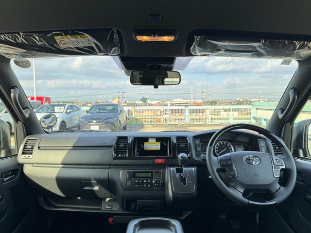 ハイエースバン スーパーＧＬ　ダークプライムＩＩ　全周囲カメラ　両側パワースライドドア　寒冷地仕様　アクセサリーコンセント　リアフォグ　トヨタセーフティーセンス　フロントグリルダークメッキ　バックドアガーニッシュダークメッキ　本革巻きステアリング木目（3枚目）