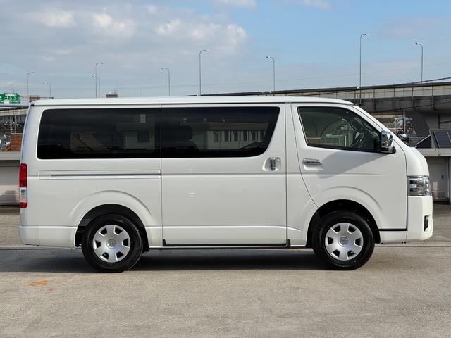 ハイエースバン スーパーＧＬ　ダークプライムＩＩ　全周囲カメラ　両側パワースライドドア　寒冷地仕様　アクセサリーコンセント　リアフォグ　トヨタセーフティーセンス　フロントグリルダークメッキ　バックドアガーニッシュダークメッキ　本革巻きステアリング木目（15枚目）