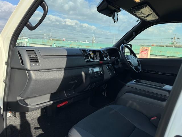 ハイエースバン スーパーＧＬ　ダークプライムＩＩ　全周囲カメラ　両側パワースライドドア　寒冷地仕様　アクセサリーコンセント　リアフォグ　トヨタセーフティーセンス　フロントグリルダークメッキ　バックドアガーニッシュダークメッキ　本革巻きステアリング木目（78枚目）