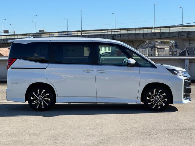 ノア ハイブリッドＳ－Ｚ　改モデル　三眼ＬＥＤ＆ＡＨＳ　１０．５型ナビ　フルセグＴＶ　トヨタチームメイト　快適利便Ｈｉ　デジタルインナーミラー　ヘッドアップディスプレイ　オットマン　ＥＴＣ２．０　全周囲カメラ　ＢＳＭ　ＨＤＭＩ（18枚目）