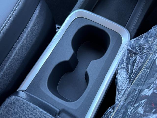 ノア ハイブリッドＳ－Ｚ　改モデル　三眼ＬＥＤ＆ＡＨＳ　１０．５型ナビ　フルセグＴＶ　トヨタチームメイト　快適利便Ｈｉ　デジタルインナーミラー　ヘッドアップディスプレイ　オットマン　ＥＴＣ２．０　全周囲カメラ　ＢＳＭ　ＨＤＭＩ（66枚目）