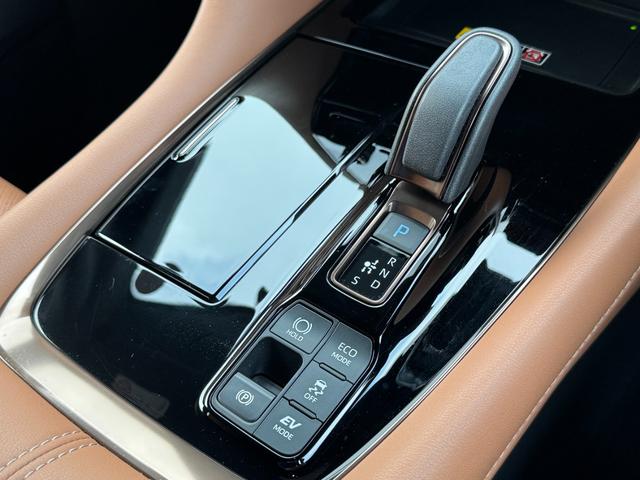 �^�]�Ȃ����ő��삷����̂ŁA�M�A��؂�ւ��邱�ƂŎԂ̑��x�⑖�s�󋵂ɍ��킹�ăG���W���o�͂𒲐����܂��B��Ƀ}�j���A���g�����X�~�b�V�����i�l�s�j�ԂŎg���܂��B�`�s�Ԃł́A�V�t�g���o�[�𑀍삷�邱��