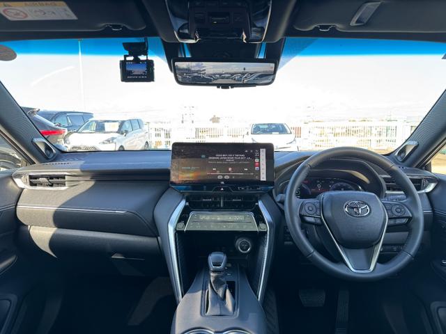 ハリアーハイブリッド Ｚ　レザーパッケージ　調光パノラマルーフ　デジタルミラー　ＢＳＭ　１２．３型ＪＢＬナビ　パノラミックビューモニター　パワーバックドア　ＥＴＣ２．０　シートヒーター＆クーラー　ＡＣ１００Ｖ電源　　レーダークルーズコントロール（3枚目）