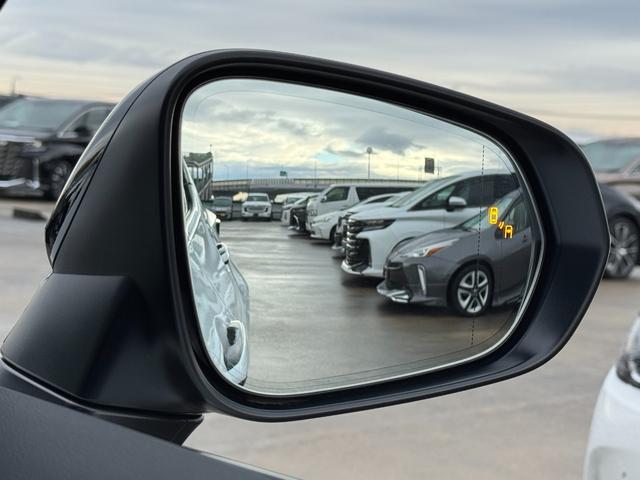 �d���i�[�@�\��u���C���h�X�|�b�g���j�^�[�����ځ��d���i�[�~���[�͒��Ԏ��̏Փ˃��X�N�����炵�A�֗��������コ���Ă���܂����c�u���C���h�X�|�b�g���j�^�[�͎��p���Ď����A�Ԑ��ύX���̈��S���T�|�[�g���܂����c