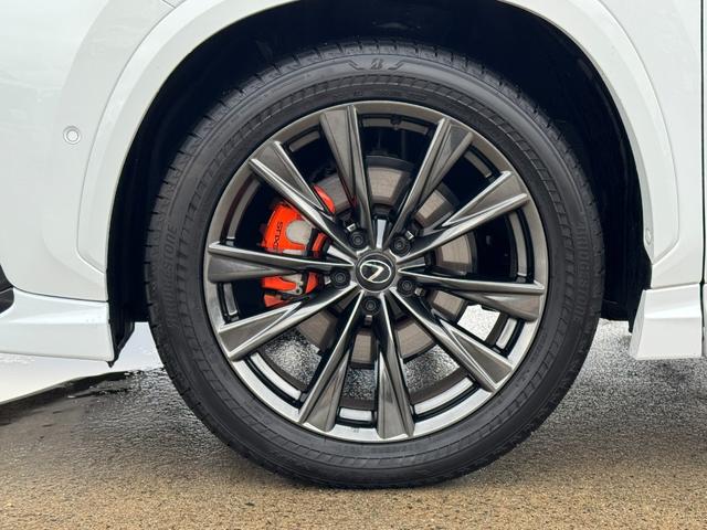 �Q�O�C���`�z�C�[���́A�����ڂ̔��͂ƍ��������������Ă邾���łȂ��A���肵�����s���\�������I�I�^�C���̐ڒn�ʐς⍄�������サ�R�[�i�����O�Ȃǂ̃��X�|���X���ǂ��Ȃ邽�߁A���S���̂���h���C�u���y���߂܂��I