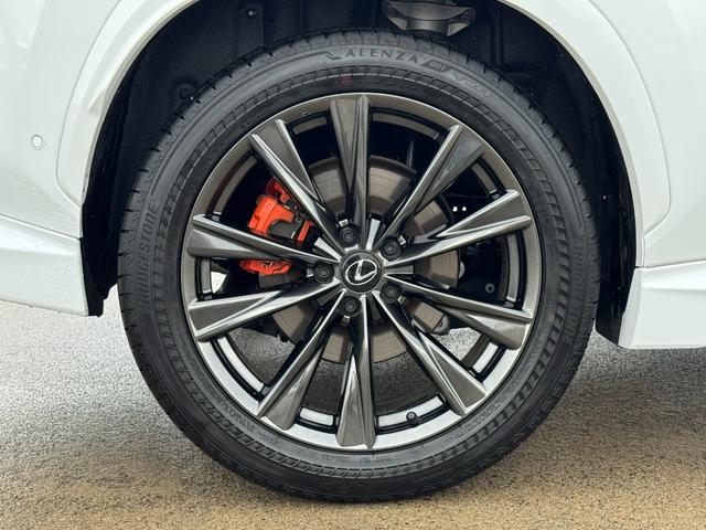 �Q�O�C���`�z�C�[���́A�����ڂ̔��͂ƍ��������������Ă邾���łȂ��A���肵�����s���\�������I�I�^�C���̐ڒn�ʐς⍄�������サ�R�[�i�����O�Ȃǂ̃��X�|���X���ǂ��Ȃ邽�߁A���S���̂���h���C�u���y���߂܂��I