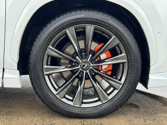 �Q�O�C���`�z�C�[���́A�����ڂ̔��͂ƍ��������������Ă邾���łȂ��A���肵�����s���\�������I�I�^�C���̐ڒn�ʐς⍄�������サ�R�[�i�����O�Ȃǂ̃��X�|���X���ǂ��Ȃ邽�߁A���S���̂���h���C�u���y���߂܂��I