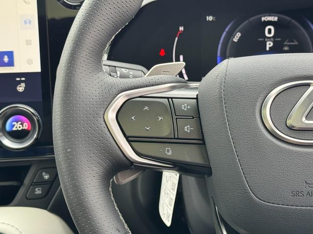 ��������炷���ƂȂ��A�I�[�f�B�I�̉��ʒ�����i�r����A�ʘb�@�\�Ȃǂ𒼊��I�ɃR���g���[�����\�I�n���h���ƈ�̉������X�}�[�g�ȃf�U�C���́A�C���e���A�S�̂̎��������コ���A�������ꂽ�^�]�������o���܂�